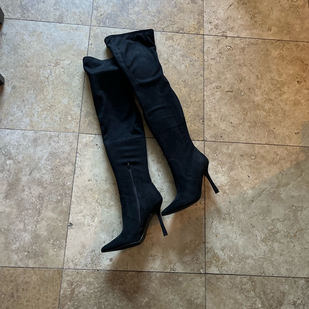 Vanquish/VanQ1S1, Thigh high boots.